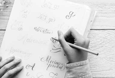 爱游戏APP-圆梦，李梦与偶像詹姆斯交换礼物合影，场上同做霸王步庆祝