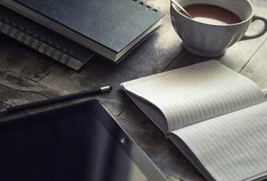 爱游戏APP-圆梦，李梦与偶像詹姆斯交换礼物合影，场上同做霸王步庆祝