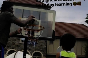 爱游戏官网-亲子时光恩比德用足球教儿子打篮球 后者3投全部空心入网