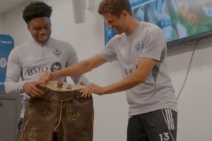 爱游戏入口-已经成温哥华活宝啦！穆勒给为自己让出号码的队友送皮裤