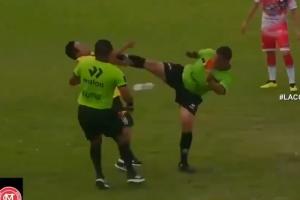 这一脚20年的功力！秘鲁杯球迷冲场欲揍裁判，遭主裁一脚踢翻