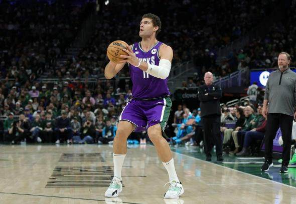 爱游戏官网-洛佩兹今夏合同就将到期 字母哥为其续约撑腰